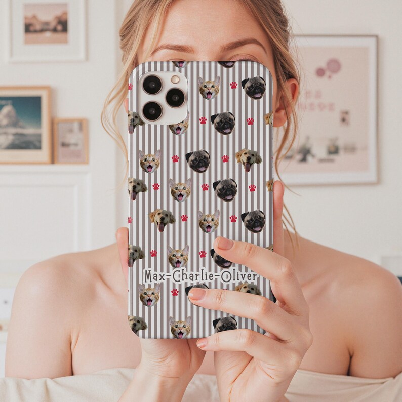 Puede incluir: Funda de tel&eacute;fono con un dise&ntilde;o de rayas verticales grises y blancas, con ilustraciones de gatos, pugs y huellas de patas. El texto "Max-Charlie-Oliver" est&aacute; impreso en la funda.