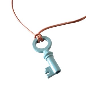 Collier cuir avec pendentif clef ancienne