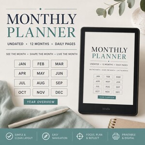 Peut inclure: Un planificateur mensuel numérique affiché sur l'écran d'une tablette noire et un graphique imprimé. Le texte indique MONTHLY PLANNER, UNDATED, 12 MONTHS, DAILY PAGES, SEE THE MONTH, SHAPE THE MONTH, LIVE THE MONTH, avec une grille des mois et un bouton YEAR OVERVIEW.