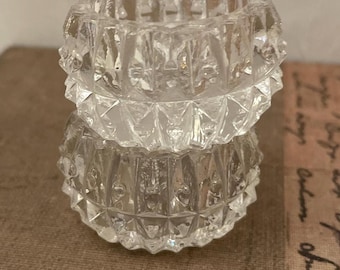 Juego antiguo de dos saleros de cristal transparente tallado.