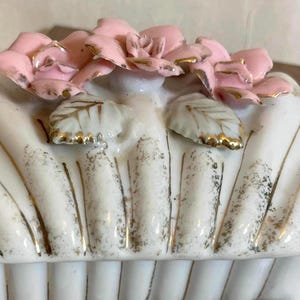 Porcelanowa, biała szkatułka na drobiazgi, piękny różowy kwiatowy detal na pokrywie, można wykorzystać do wielu celów, w tym jako prezent
