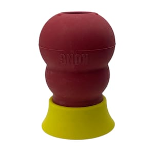Puede incluir: Un juguete para perros rojo y amarillo con el nombre de la marca "KONG" en relieve en el lateral. El juguete tiene una parte superior bulbosa, una sección media cilíndrica y una base acampanada. El juguete está diseñado para perros.