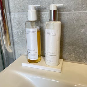 Handzeepdispenser, geschikt voor witte flessen van 250 ml in de stijl van The Company, verkrijgbaar in 20 kleuren.