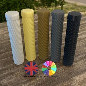 Puede incluir: Cinco puños de manillar de diferentes colores con un diseño texturizado y retorcido. Los puños son blancos, amarillos, marrones, grises y negros.