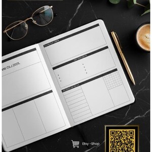 Könnte beinhalten: Ein CEO-Arbeitsblattplaner mit einem schwarz-goldenen Design. Das offene Notizbuch zeigt Abschnitte für Ziele, Projekte und Aktionspläne. Eine goldgerahmte Brille, ein Stift und eine Kaffeetasse liegen auf der schwarzen Marmoroberfläche. Der Text enthält "CEO Worksheet" und "Digital Business Plan für 2025."