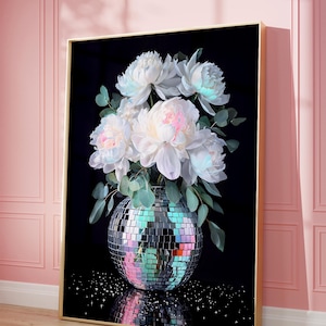 Afdrukbare muurkunst, zilveren discobal met bloemenprint, maximalistisch bloemenschilderij, trendy preppy print spiegelbol, humeurige bloemenprint