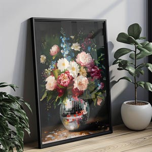 Afdrukbare muurkunst, zilveren discobal met bloemenprint, maximalistisch bloemenschilderij, trendy preppy print spiegelbol, humeurige bloemenprint