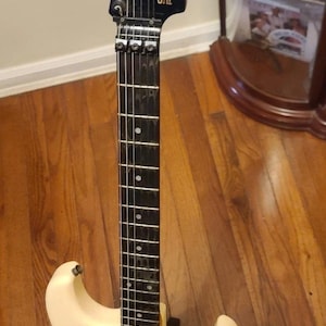 Gitara elektryczna Casio PG-380 MIDI Synth z lat 80. – kremowa – w dobrym stanie