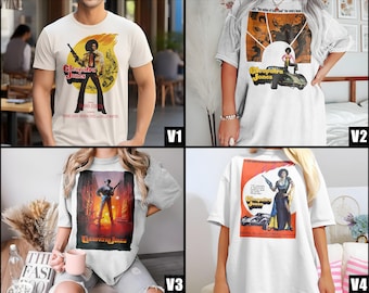 Puede incluir: Camisetas blanquecinas con el cartel de la película "Cleopatra Jones". Los carteles tienen un diseño retro con el título de la película e imágenes del personaje principal. Las camisetas están disponibles en varios estilos.