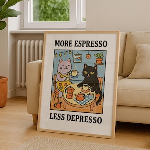 Peut inclure: Une affiche encadrée avec l'inscription « MORE ESPRESSO LESS DEPRESSO » et une illustration de deux chats buvant du café. L'œuvre d'art a un style rétro, avec un cadre en bois clair. Les chats sont assis à une table.