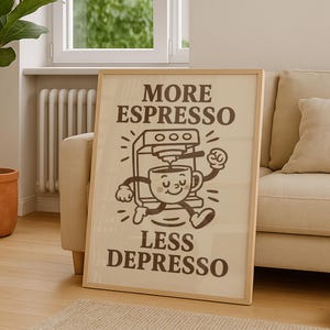 Peut inclure: Une affiche encadrée en bois brun avec une illustration de dessin animé d'une tasse de café qui s'enfuit d'une machine à café. Le texte sur l'affiche dit "More Espresso Less Depresso".