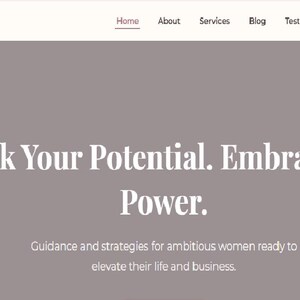 Op de afbeelding: Website homepage voor EmpowerHer, met de tekst "Unlock Your Potential. Embrace Your Power." De site biedt begeleiding en strategieën voor ambitieuze mensen om hun leven en bedrijf te verbeteren. Navigatie: Home, About, Services, Blog, Testimonials en Get in Touch.