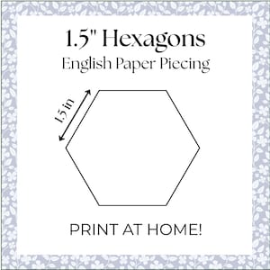 Könnte beinhalten: Druckbare Vorlage für 1,5 Zoll große Hexagone für englisches Papier Patchwork. Die Vorlage ist schwarzweiß und zeigt ein Hexagon mit einer Seitenlänge von 1,5 Zoll. Der Text "ZU HAUSE DRUCKEN!" befindet sich am unteren Rand der Vorlage.