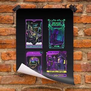 Può includere: Un poster nero con quattro carte in stile tarocchi che illustrano professioni tecnologiche. Le carte raffigurano un Front End Developer, Backend Developer, Full Stack e Low Code. Il poster è affisso a un muro di mattoni.