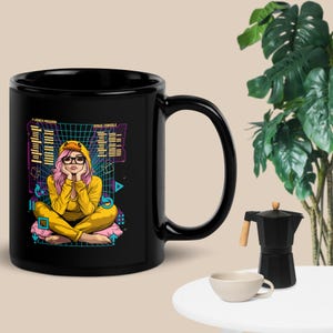 以下が含まれることがあります： 黄色いアヒルの着ぐるみを着て、メガネとピンクの髪をした人のカラフルなイラストが描かれた黒いコーヒーマグ。マグには「Launch Program」と「Debug Console」の文字が入ったグラフィックデザインが施されています。