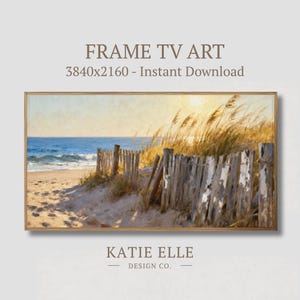 Könnte beinhalten: Gerahmter digitaler Kunstdruck, der eine Strandszene zeigt. Das Kunstwerk zeigt einen Holzzaun, Sanddünen und Meereswellen unter einem hellen Himmel. Der Text "FRAME TV ART" und "KATIE ELLE DESIGN CO." sind sichtbar.