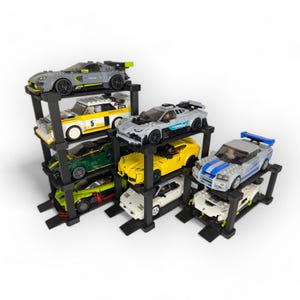Puede incluir: Un expositor de coches negro de varios niveles con ocho coches de juguete diferentes en varios colores, incluyendo verde, amarillo, blanco y azul.