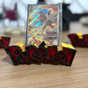 Présentoir pour cartes Pokémon – Porte-cartes avec logo audacieux pour collectionneurs du JCC et décoration de bureau