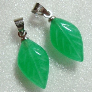 エメラルド キャンディ ストーン リーフ シルバー プレート ペンダント、エメラルド グリーン ジェイド、1 個