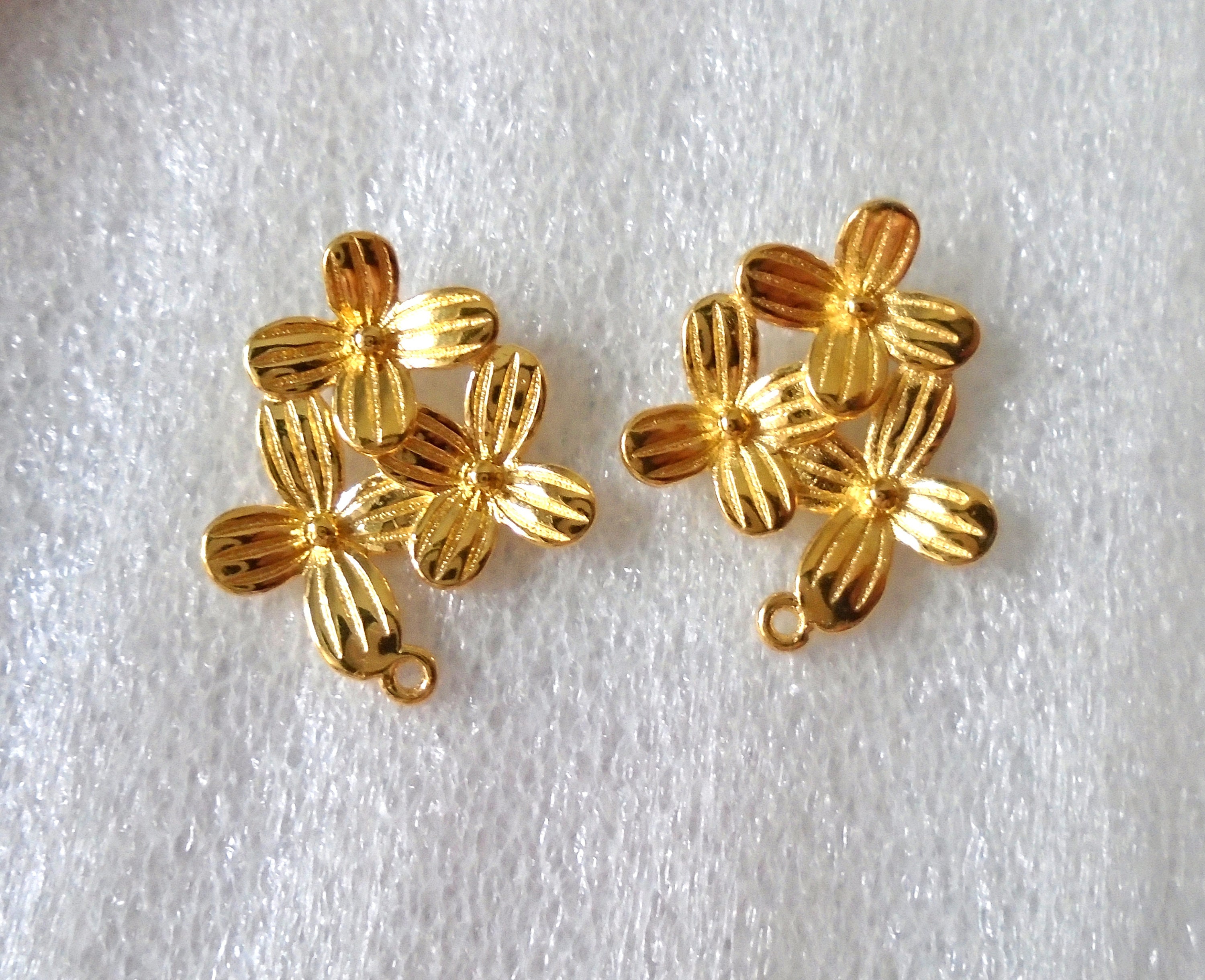 Orecchini a cuore in oro bianco 14 carati e diamanti realizzati a mano