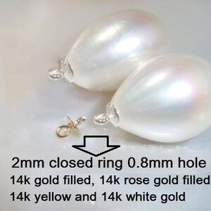 Puede incluir: Dos cuentas blancas nacaradas en forma de l&aacute;grima con un anillo cerrado de 2 mm y un agujero de 0,8 mm. Los anillos son de oro de 14 quilates relleno, oro rosa de 14 quilates relleno, oro amarillo de 14 quilates y oro blanco de 14 quilates.
