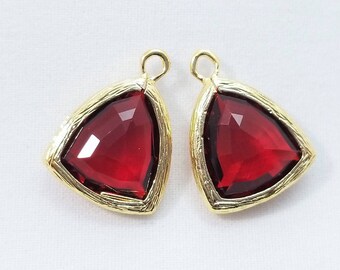 2個、16 x 12 mm、ガーネットレッドトライアングルペンダントチャーム