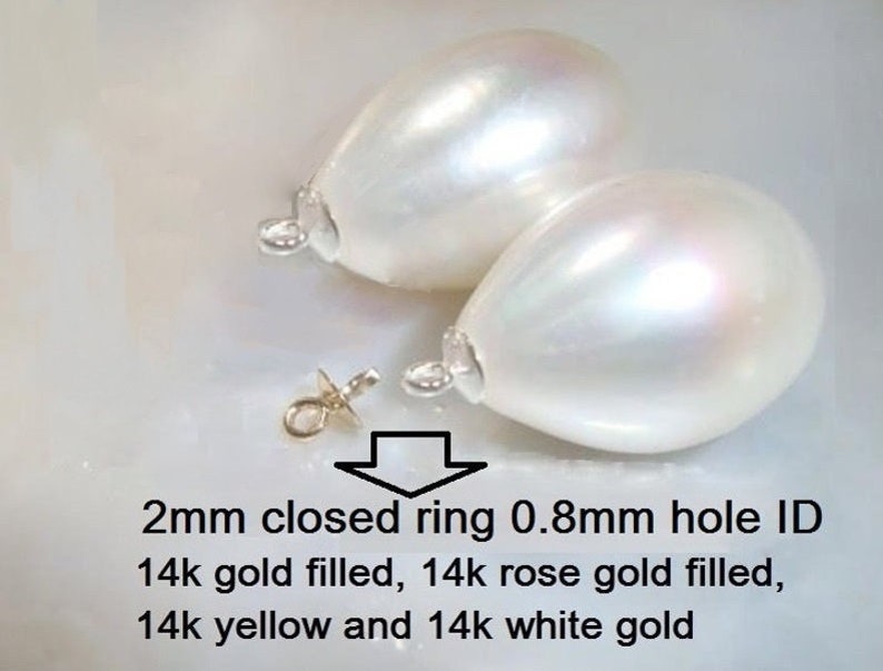 Peut inclure: Deux perles de forme larme de couleur blanc nacr&eacute; avec un anneau ferm&eacute; de 2 mm et un trou de 0,8 mm. Les anneaux sont en or 14 carats rempli, en or rose 14 carats rempli, en or jaune 14 carats et en or blanc 14 carats.