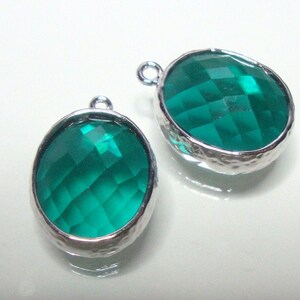 2 pcs Emerald Green Faceted Glass Stone Pendant Charm Findings, Silver Textured Hammered Bezel Setting, PC-0183