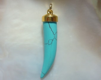 Or électrolytique Turquoise Howlite Tusk corne pendentif rond, pince en forme de pendentif, Cool Chic corne pendentif, CP-0020