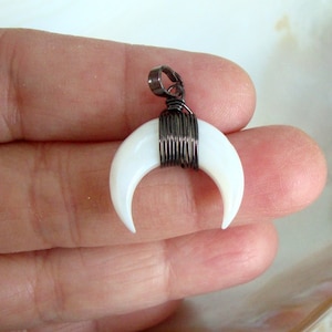 1 Stück, Boho Chic 20 mm Doppel Horn Shell schwarz oxidiert Wire Wrapped Anhänger, kleiner Halbmond, Celestial,PC-0440