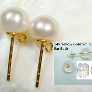 Peut inclure: Une paire de boucles d'oreilles en perles blanches avec des tiges en or jaune 14 carats et des dos d'oreilles en silicone. Les dos d'oreilles mesurent 5 mm de diamètre.