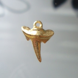 lose 5 Stück, Gold Vermeil über Sterling Silber Kleine Solide Haifischzähne, niedlich, cool und chic, PC-0087
