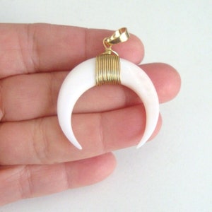 1 Stück, Boho Chic 35 mm Doppel Horn Shell 14K Gold über Messing Draht gewickelt Anhänger, winzigen Halbmond, Celestial,PC-0440
