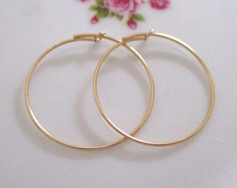 Un par de aros para pendientes de 25 mm (calibre 20,5) con baño de oro de 14k.