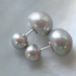 Può includere: Un paio di orecchini in argento a doppia faccia con perle. Ogni orecchino presenta due perle rotonde, una su ciascun lato del perno.