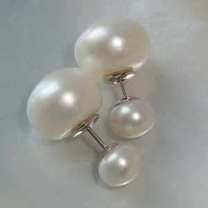 Orecchini a bottone con perla naturale color bianco crema reversibile a doppia faccia, in argento sterling, da davanti a dietro, eleganti e moderni