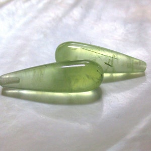 8x25mm, AA+ Natural Prehnite Half Drilled Smooth Long Teardrop Briolette, Piezas de diseño, GS-0432