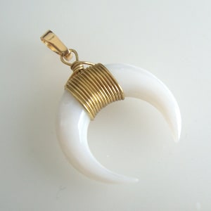 1 Stück, Boho Chic 20 mm Doppel Horn Shell 14K Gold über Messing oxidierter Draht eingewickelt Anhänger, kleiner Halbmond, Celestial, PC-0440