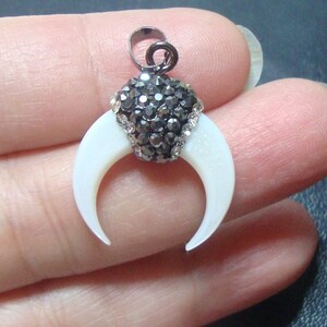1, 3 oder 5 Stück, 20 mm, natürliche weiße Muschel Doppelhorn Anhänger, gepflasterte Jet schwarz Kristall Halbmond Silber Anhänger, Celestial, PC-0288