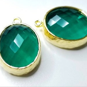 2 pcs Emerald Green Faceted Glass Stone Pendant Charm Findings, Gold Textured Hammered Bezel Setting, PC-0183