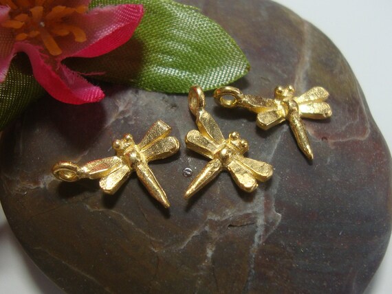 Acheter en vrac vrac vrac et économisez, Bali Artisan or Vermeil 3D breloque libellule, joli petit pendentif, 13 x 9 mm, lot de 10 pcs - PC-0152 433c13 Acheter en vrac vrac vrac et économisez, Bali Artisan or Vermeil 3D breloque libellule, joli petit pendentif, 13 x 9 mm, lot de 10 pcs - PC-0152 433c13