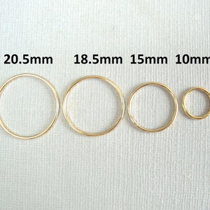 以下が含まれることがあります： 4つの異なるサイズのゴールドジャンプリング: 20.5mm、18.5mm、15mm、10mm。リングは大きい順に並んでいます。