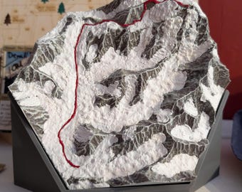 Malowany ręcznie 3D topograficzny model Denali dla trasy Summit Route – West Buttress Route ze stojakiem ekspozycyjnym