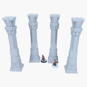 Może przedstawiać: Cztery jasnoszare miniaturowe filary ze szczeg&oacute;łowymi projektami architektonicznymi. Dwie małe figurki umieszczono między filarami. Filar ma kwadratową g&oacute;rę i podstawę, z żłobkowym wzorem kolumny. Figurki są pomalowane żywymi kolorami.