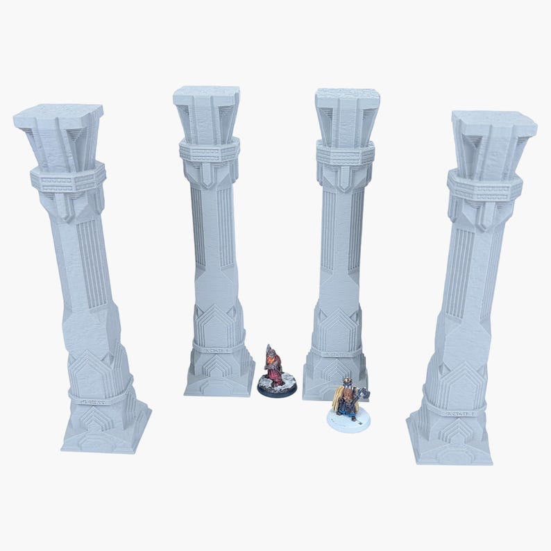 Może przedstawiać: Cztery jasnoszare miniaturowe filary ze szczeg&oacute;łowymi projektami architektonicznymi. Dwie małe figurki umieszczono między filarami. Filar ma kwadratową g&oacute;rę i podstawę, z żłobkowym wzorem kolumny. Figurki są pomalowane żywymi kolorami.