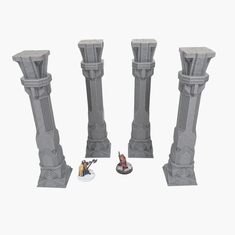 Może przedstawiać: Cztery szare, kamieniopodobne filary ze szczeg&oacute;łowymi wzorami architektonicznymi. Dwie miniaturowe figurki umieszczone w pobliżu filar&oacute;w. Filar&oacute;w o r&oacute;żnych wysokościach i kątach, sugerujących zniszczoną lub starożytną strukturę. Idealne do gier stołowych.