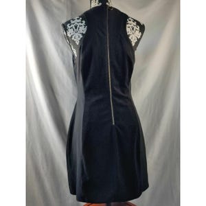Anthropologie Sugar + Lips Zipper Sleeveless Fitted Sheath Dress Black SZ Large afbeelding 3