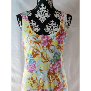 Vestido mini de tela de rizo con estampado floral de Ecote Urban Outfitters, amarillo, rosa y azul, talla M imagen 2