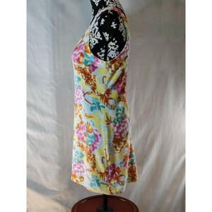 Vestido mini de tela de rizo con estampado floral de Ecote Urban Outfitters, amarillo, rosa y azul, talla M imagen 5