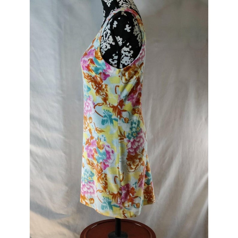 Vestido mini de tela de rizo con estampado floral de Ecote Urban Outfitters, amarillo, rosa y azul, talla M imagen 5